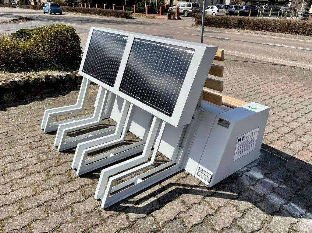 ławka solarna z solarami